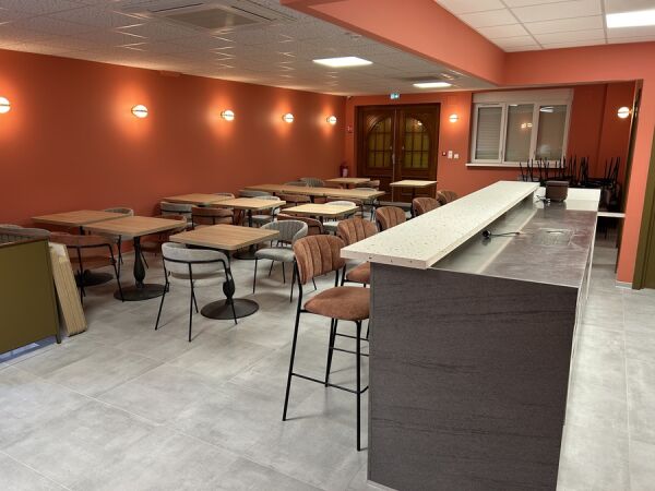 La salle et son bar